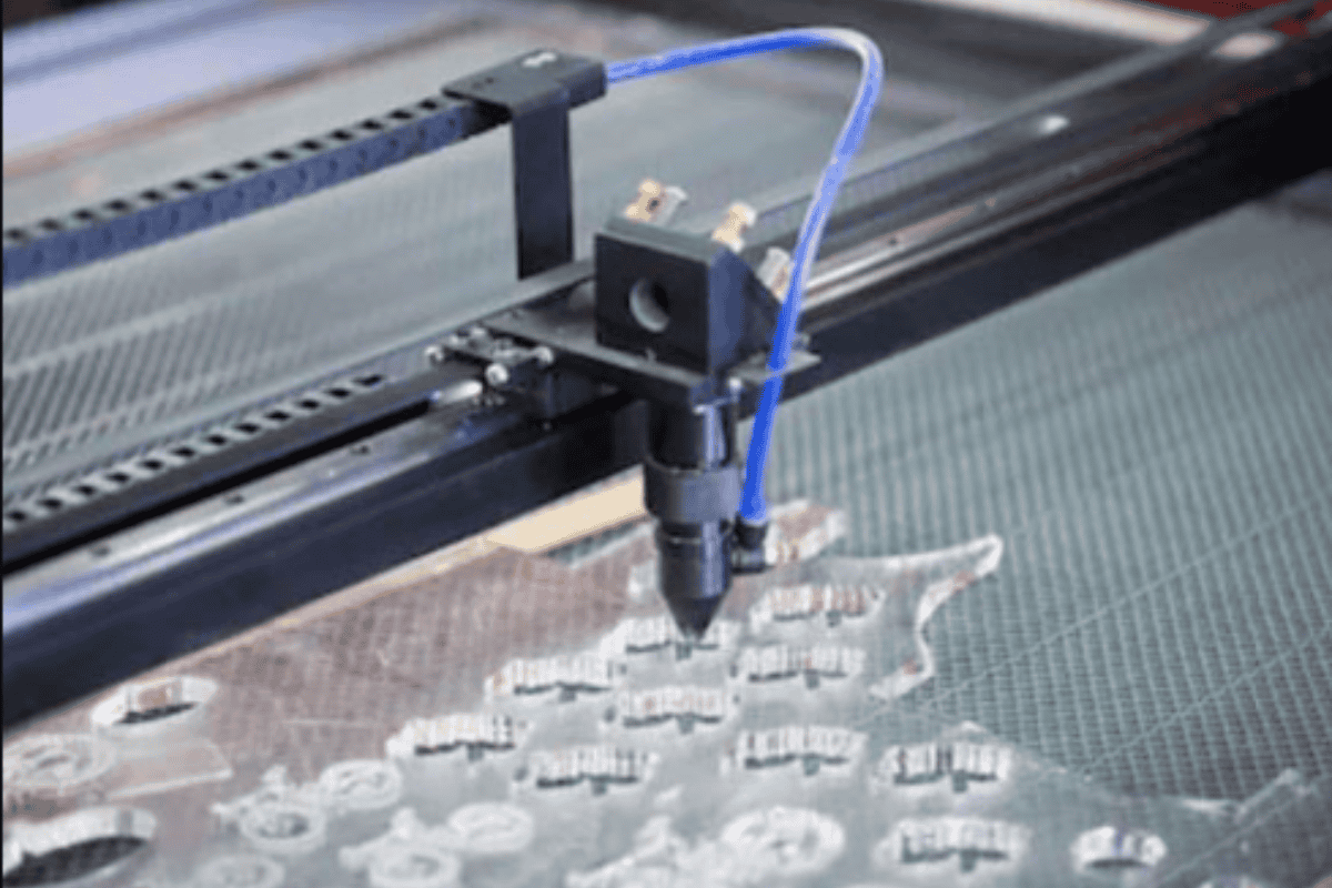 Bảng giá cắt mica mới nhất năm 2026 - Kiến Trẻ 4 Kiến Trẻ nhận bảng giá cắt mica theo yêu cầu nhanh chóng