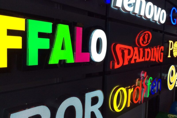 bảng hiệu mica chữ nổi