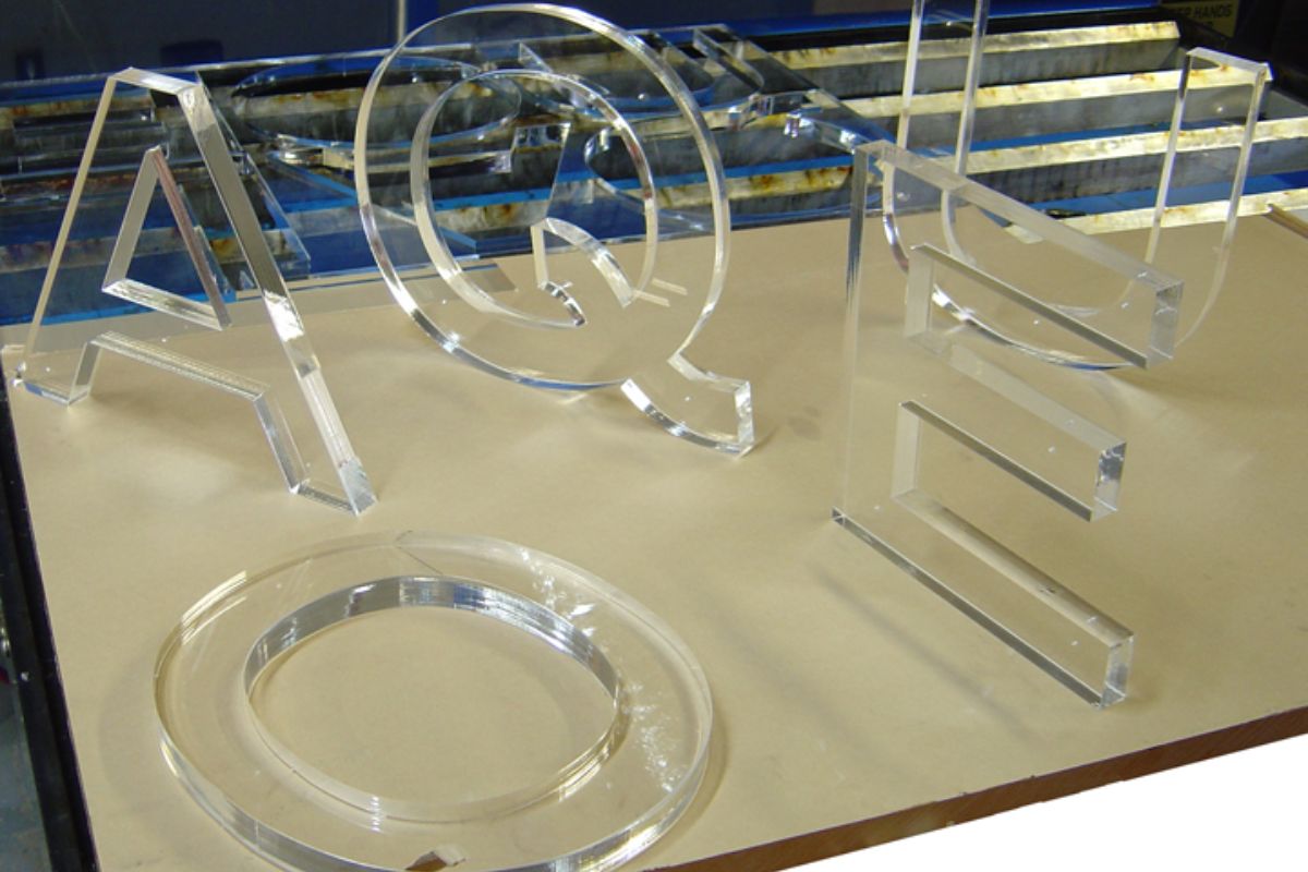 Xưởng gia công mica theo yêu cầu uy tín tại TPHCM 3 gia công mica