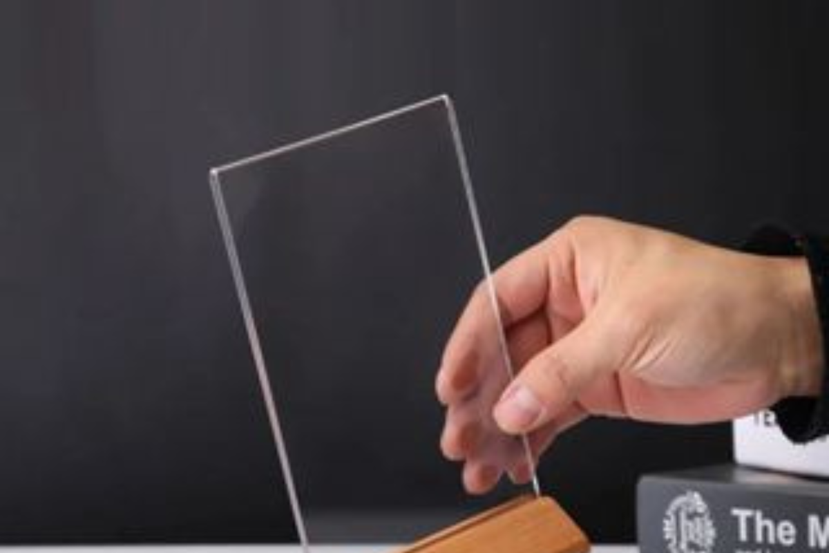 Standee để bàn chân gỗ